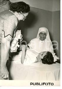 1954 ARICCIA Benefattrice dona giocattolo a bambina malata di poliomielite *Foto
