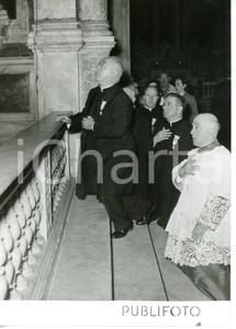 1954 GENOVA Cattedrale San Lorenzo - Francis Joseph SPELLMAN in preghiera *Foto Fotografia d'epoca.  CONDIZIONI: G (ma lieve ondulazione al margine sinistro)DIMENSIONI: 13x18 cm     originale e autentica 1