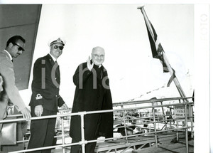 1954 NAPOLI Card. Francis Joseph SPELLMAN in partenza per CAPRI *Foto 18x13 cm Fotografia d'epoca.  CONDIZIONI: FAIR (sovraimpressione al margine destro)DIMENSIONI: 18x13 cm     originale e autentica 1