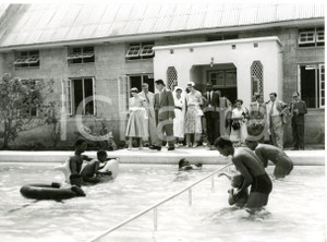 1956 LAGOS Orthopaedic Hospital - ELIZABETH II watching patients in a pool *Foto