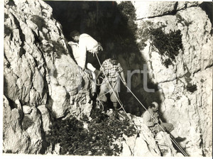 1957 VETTA PAGANELLA ALPINISMO Tenzing NORGAY - Lionel TERRAY - Cesare MAESTRI  Fotografia d'epoca con didascalia coeva, scattata in occasione del Trento Film Festival.DIMENSIONI: 24x18 cm  CONDIZIONI: FAIR (ondulatura)     originale e autentica 1