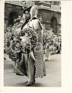 1953 LONDON Thomas MAREALLE walking to the Cenotaph with his wreath *Photo 15x20