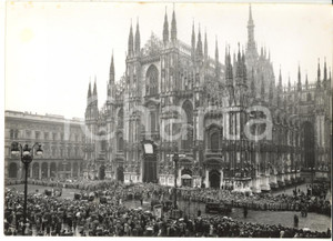 Fotografia d epoca originale 1957 MILANO Piazza Duomo  Folla ai funerali di Arturo TOSCANINI Foto 18x13 cm 1