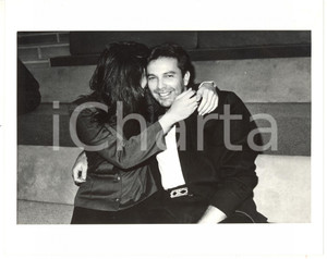 1985 ca COSTUME Alan SORRENTI con la fidanzata Regina RODRIGUEZ - Foto 25x20 cm