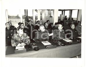 1985 ca ESERCITO ITALIANO Militari monitorano esercitazioni di volo *Foto 25x20