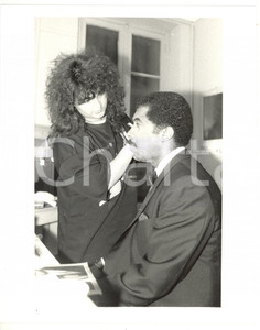 1985 ca MUSICA Il cantautore Ben E. KING al trucco ^Foto VINTAGE 20x25 cm Fotografia di agenzi. CONDIZIONI: G (ma timbro al verso lievemente sovraimpresso)FORMATO: 20x25 cm     originale e autentica 1