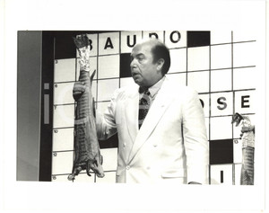 1988 SAINT VINCENT ESTATE Lino BANFI al cruciverba - Foto VINTAGE 25x20 cm Fotografia di agenzia. CONDIZIONI: GFORMATO: 25x20 cm    originale e autentica 1