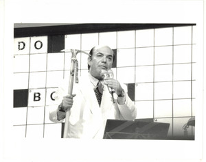 1988 SAINT VINCENT ESTATE Lino BANFI al cruciverba con un piccone - Foto 25x20