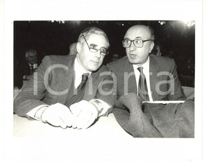 1985 ca POLITICA - DC Ciriaco DE MITA con Franco MARINI durante conferenza *Foto