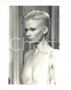 1988 CINEMA "Ladri di saponette" - Ritratto di Heidi KOMAREK in body sul set