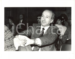 1990 ca MILANO Ritratto di Felice LIOY durante conferenza *Foto 25x20 cm