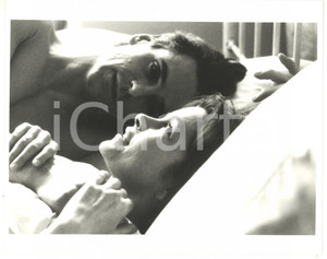 1988 CINEMA "Inseparabili" - Jeremy IRONS e Geneviève BUJOLD sul set Fotografia di agenzia. CONDIZIONI: FAIR (bassa qualit&agrave; di stampa)FORMATO: 25x20 cm  originale e autentica 1