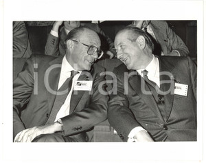1990 ca CONFINDUSTRIA Luigi LUCCHINI scherza con Walter MANDELLI *Foto 25x20