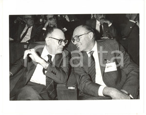 1990 ca CONFINDUSTRIA Rino FORMICA scherza con Walter MANDELLI *Foto 25x20 cm