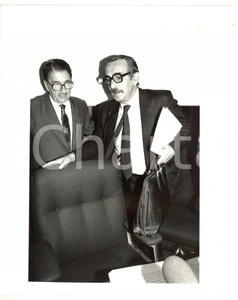 1990 ca RAI Andrea BORRI con Aldo ANIASI durante conferenza - Foto 20x25 cm