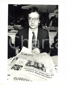 1990 ca POLITICA - PSI Walter VELTRONI legge "Il Messaggero" *Foto VINTAGE 20x25
