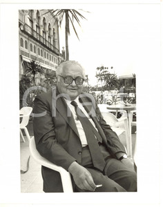 1985 ca POLITICA - PCI Gerardo CHIAROMONTE fuma una sigaretta - Foto 20x25 cm