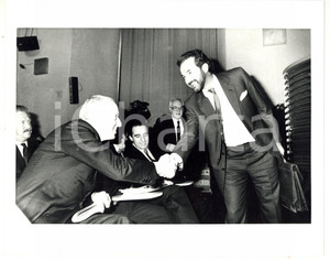 1985 ca ASSOLOMBARDA Stretta di mano tra Mario SCHIMBERNI e Gianfelice ROCCA