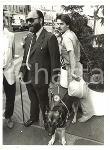 1985 ca MILANO Giacomo PROPERZJ a passeggio con il cane guida *Foto 18x24 cm