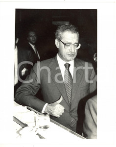 1988 MILANO Ritratto di Cesare ROMITI al bar *Foto VINTAGE 20x25 cm