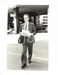 1988 MILANO - CONFINDUSTRIA Cesare ROMITI attraversa la strada *Foto 20x25 cm