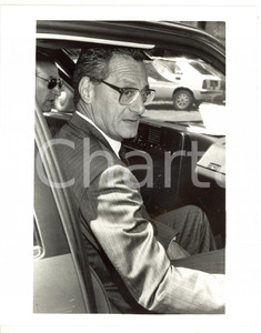 1990 ca MILANO Cesare ROMITI sale in auto - Foto VINTAGE 20x25 cm