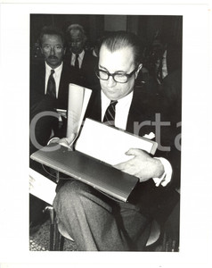1985 ca MILANO Ritratto di Pietro ARMANI vicepresidente IRI (1) *Foto 20x25 cm Fotografia di agenzia. CONDIZIONI: FAIR (bassa qualit&agrave; di stampa)FORMATO: 20x25 cm  originale e autentica 1