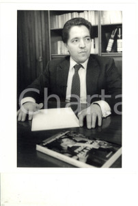 1985 ca MILANO Ritratto dell'editore Armando VERDIGLIONE - Foto 20x25 cm