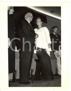1985 ca VENEZIA Stretta di mano tra Kathleen TURNER e Giovanni SPADOLINI *Foto