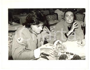 1985 ca COSTUME Loredana BERTÈ con il marito Roberto BERGER a pranzo *Foto 25x20