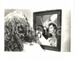 1988 CINEMA "Ladri di saponette" - Caterina SYLOS LABINI allo specchio *Foto 