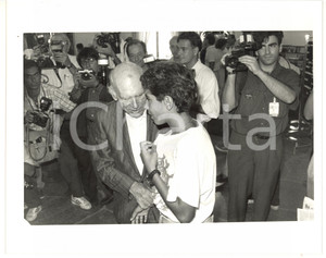 1987 VENEZIA - CINEMA Luigi COMENCINI e Santo POLIMENO circondati dai paparazzi