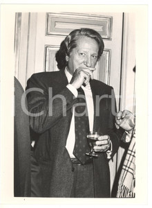 1990 ca COSTUME Giorgio FORATTINI con un bicchiere di vino *Foto 18x24 cm