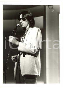 1985 ca MUSICA Alberto FORTIS sul palco con occhiali da sole *Foto 18x24 cm