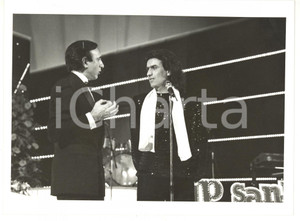 Fotografia d epoca originale 1985 ca FESTIVAL DI SANREMO Pippo BAUDO sul palco con Toto CUTUGNO Foto 24x18 1