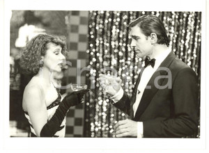 1985 ca IL CAPPELLO SULLE VENTITRÉ Fabio TESTI con Olga WATERPROOF al brindisi