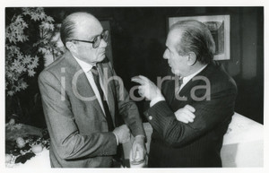 1990 ca CONFINDUSTRIA Luigi LUCCHINI a colloquio con Walter MANDELLI - Foto Fotografia di agenzia. CONDIZIONI: G (ma lievi difetti di stampa)FORMATO: 24x18 cm  originale e autentica 1