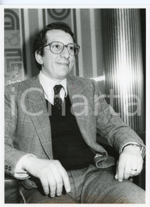 1985 ca MILANO Enrico MORELLI durante intervista - Foto 18x24 cm