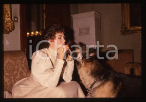 Fotografia d epoca originale 35mm vintage slide1988 La Coscienza di Zeno Eleonora BRIGLIADORI scena con cane 1
