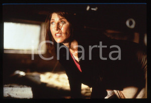 35mm vintage slide* 1999 BEING JOHN MALKOVICH Catherine KEENER - Maxine   Diapositiva d'epoca, in formato 35 mm.CONDIZIONI: GOOD ICharta mette in vendita, sul negozio eBay e in esclusiva sul sito "icharta" il proprio archivio composto da numerose diapositive e negativi fotografici d'epoca, tutti originali e autentici, che attraversano la storia del costume italiano tra gli la fine degli anni Sessanta e Novanta.Si tratta di uno sguardo inedito sull'attualit&agrave;, la politica, la vita quotidiana, il gossip e la cultura, che fotografa il cambiamento della nazione in quest'ultimo scorcio del XX secolo. Un'occasione unica per il mercato del collezionismo, che vede finalmente disponibile un archivio eccezionale per vastit&agrave;, tematiche e condizioni, in un settore (il negativo fotografico e la diapositiva) di assoluta novit&agrave; e dalle interessanti prospettive di investimento.  originale e autentica 1