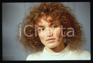 35mm vintage slide* 1999 BEING JOHN MALKOVICH Cameron DIAZ - Lotte   Diapositiva d'epoca, in formato 35 mm.CONDIZIONI: GOOD ICharta mette in vendita, sul negozio eBay e in esclusiva sul sito "icharta" il proprio archivio composto da numerose diapositive e negativi fotografici d'epoca, tutti originali e autentici, che attraversano la storia del costume italiano tra gli la fine degli anni Sessanta e Novanta.Si tratta di uno sguardo inedito sull'attualit&agrave;, la politica, la vita quotidiana, il gossip e la cultura, che fotografa il cambiamento della nazione in quest'ultimo scorcio del XX secolo. Un'occasione unica per il mercato del collezionismo, che vede finalmente disponibile un archivio eccezionale per vastit&agrave;, tematiche e condizioni, in un settore (il negativo fotografico e la diapositiva) di assoluta novit&agrave; e dalle interessanti prospettive di investimento.  originale e autentica 1