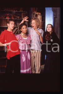 35mm vintage slide*1996 serie tv americana BONE CHILLERS protagonisti principali   Diapositiva d'epoca, in formato 35 mm.Nella foto: Esteban Powell, Trey Alexander, Linda Cardellini e John Patrick White.CONDIZIONI: GOOD ICharta mette in vendita, sul negozio eBay e in esclusiva sul sito "icharta" il proprio archivio composto da numerose diapositive e negativi fotografici d'epoca, tutti originali e autentici, che attraversano la storia del costume italiano tra gli la fine degli anni Sessanta e Novanta.Si tratta di uno sguardo inedito sull'attualit&agrave;, la politica, la vita quotidiana, il gossip e la cultura, che fotografa il cambiamento della nazione in quest'ultimo scorcio del XX secolo. Un'occasione unica per il mercato del collezionismo, che vede finalmente disponibile un archivio eccezionale per vastit&agrave;, tematiche e condizioni, in un settore (il negativo fotografico e la diapositiva) di assoluta novit&agrave; e dalle interessanti prospettive di investimento.  originale e autentica 1