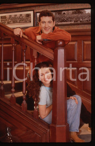 35mm vintage slide* 1996 BOSTON COMMON Anthony CLARK e Hedy BURRESS   Diapositiva d'epoca, in formato 35 mm.CONDIZIONI: GOOD ICharta mette in vendita, sul negozio eBay e in esclusiva sul sito "icharta" il proprio archivio composto da numerose diapositive e negativi fotografici d'epoca, tutti originali e autentici, che attraversano la storia del costume italiano tra gli la fine degli anni Sessanta e Novanta.Si tratta di uno sguardo inedito sull'attualit&agrave;, la politica, la vita quotidiana, il gossip e la cultura, che fotografa il cambiamento della nazione in quest'ultimo scorcio del XX secolo. Un'occasione unica per il mercato del collezionismo, che vede finalmente disponibile un archivio eccezionale per vastit&agrave;, tematiche e condizioni, in un settore (il negativo fotografico e la diapositiva) di assoluta novit&agrave; e dalle interessanti prospettive di investimento.  originale e autentica 1