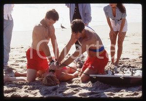 Fotografia d epoca originale 35mm vintage slide 1990ca Serie tv BAYWATCH  gardaspiaggia soccorrono bagnante 1