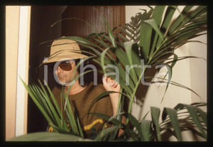 35mm vintage slide* 1990ca Renato ZERO Safari in studio *gag (3)   Diapositiva d'epoca, in formato 35 mm. CONDIZIONI: GOODE' severamente vietata la riproduzione. Tutti i diritti sono riservati. ICharta mette in vendita, sul negozio eBay e in esclusiva sul sito "icharta" il proprio archivio composto da numerose diapositive e negativi fotografici d'epoca, tutti originali e autentici, che attraversano la storia del costume italiano tra gli la fine degli anni Sessanta e Novanta.Si tratta di uno sguardo inedito sull'attualit&agrave;, la politica, la vita quotidiana, il gossip e la cultura, che fotografa il cambiamento della nazione in quest'ultimo scorcio del XX secolo. Un'occasione unica per il mercato del collezionismo, che vede finalmente disponibile un archivio eccezionale per vastit&agrave;, tematiche e condizioni, in un settore (il negativo fotografico e la diapositiva) di assoluta novit&agrave; e dalle interessanti prospettive di investimento.  originale e autentica 1