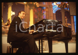 Fotografia d epoca originale 35mm vintage slide 1990ca Pippo BAUDO al pianoforte Schulze Pollmann 1