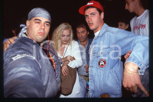 35mm vintage slide* 1990ca Anna OXA e Gianni BELLENO dei New Trolls (3)   Diapositiva d'epoca, in formato 35 mm. CONDIZIONI: GOODE' severamente vietata la riproduzione. Tutti i diritti sono riservati. ICharta mette in vendita, sul negozio eBay e in esclusiva sul sito "icharta" il proprio archivio composto da numerose diapositive e negativi fotografici d'epoca, tutti originali e autentici, che attraversano la storia del costume italiano tra gli la fine degli anni Sessanta e Novanta.Si tratta di uno sguardo inedito sull'attualit&agrave;, la politica, la vita quotidiana, il gossip e la cultura, che fotografa il cambiamento della nazione in quest'ultimo scorcio del XX secolo. Un'occasione unica per il mercato del collezionismo, che vede finalmente disponibile un archivio eccezionale per vastit&agrave;, tematiche e condizioni, in un settore (il negativo fotografico e la diapositiva) di assoluta novit&agrave; e dalle interessanti prospettive di investimento.     originale e autentica 1