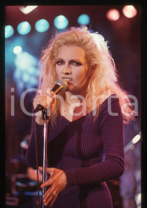 35mm vintage slide** 1988 Anna OXA in concerto canta "Quando nasce un amore" (9)   Diapositiva d'epoca, in formato 35 mm. CONDIZIONI: GOODE' severamente vietata la riproduzione. Tutti i diritti sono riservati. ICharta mette in vendita, sul negozio eBay e in esclusiva sul sito "icharta" il proprio archivio composto da numerose diapositive e negativi fotografici d'epoca, tutti originali e autentici, che attraversano la storia del costume italiano tra gli la fine degli anni Sessanta e Novanta.Si tratta di uno sguardo inedito sull'attualit&agrave;, la politica, la vita quotidiana, il gossip e la cultura, che fotografa il cambiamento della nazione in quest'ultimo scorcio del XX secolo. Un'occasione unica per il mercato del collezionismo, che vede finalmente disponibile un archivio eccezionale per vastit&agrave;, tematiche e condizioni, in un settore (il negativo fotografico e la diapositiva) di assoluta novit&agrave; e dalle interessanti prospettive di investimento.     originale e autentica 1