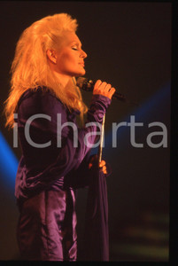 35mm vintage slide* 1990ca Anna OXA ritratta in concerto (10)   Diapositiva d'epoca, in formato 35 mm. CONDIZIONI: GOODE' severamente vietata la riproduzione. Tutti i diritti sono riservati. ICharta mette in vendita, sul negozio eBay e in esclusiva sul sito "icharta" il proprio archivio composto da numerose diapositive e negativi fotografici d'epoca, tutti originali e autentici, che attraversano la storia del costume italiano tra gli la fine degli anni Sessanta e Novanta.Si tratta di uno sguardo inedito sull'attualit&agrave;, la politica, la vita quotidiana, il gossip e la cultura, che fotografa il cambiamento della nazione in quest'ultimo scorcio del XX secolo. Un'occasione unica per il mercato del collezionismo, che vede finalmente disponibile un archivio eccezionale per vastit&agrave;, tematiche e condizioni, in un settore (il negativo fotografico e la diapositiva) di assoluta novit&agrave; e dalle interessanti prospettive di investimento.     originale e autentica 1
