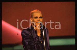 35mm vintage slide* 1990ca Anna OXA ritratta in concerto (15)   Diapositiva d'epoca, in formato 35 mm. CONDIZIONI: GOODE' severamente vietata la riproduzione. Tutti i diritti sono riservati. ICharta mette in vendita, sul negozio eBay e in esclusiva sul sito "icharta" il proprio archivio composto da numerose diapositive e negativi fotografici d'epoca, tutti originali e autentici, che attraversano la storia del costume italiano tra gli la fine degli anni Sessanta e Novanta.Si tratta di uno sguardo inedito sull'attualit&agrave;, la politica, la vita quotidiana, il gossip e la cultura, che fotografa il cambiamento della nazione in quest'ultimo scorcio del XX secolo. Un'occasione unica per il mercato del collezionismo, che vede finalmente disponibile un archivio eccezionale per vastit&agrave;, tematiche e condizioni, in un settore (il negativo fotografico e la diapositiva) di assoluta novit&agrave; e dalle interessanti prospettive di investimento.     originale e autentica 1